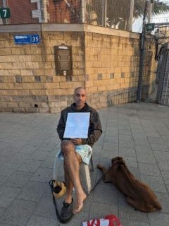 אביחי ברודץ' והכלב רודני מפגינים מול הקריה בתל אביב, צילום: N12